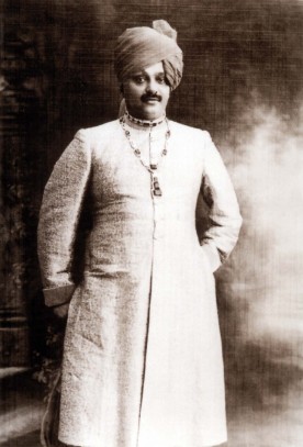 Le maharadja de Nawanagar. Son collier d’émeraudes et de diamants créé par Cartier en 1926 pesait 224,08 carats (archives Cartier Londres).