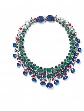 Collier Tutti Frutti en platine, saphirs, émeraudes et diamants (146,9 carats). Chaque boule d’émeraude, rubis ou saphir est cloutée d’un diamant serti clos. (© Nick Welsh, Collection Cartier).