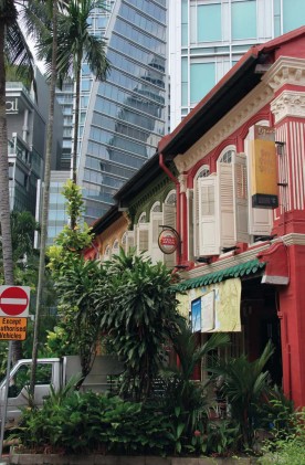 Une maison colorée du quartier indien jouxtant l’une des nombreuses pagodes qui parsèment la ville et les cinq enfants en bronze du sculpteur Chong Fah Chong.