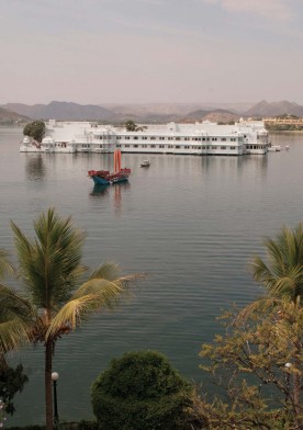 Le Lake Palace, construit dans les années 1750. Le palais du maharadja Jagat Singh II bâti au milieu du lac Pichola est devenu le Lake Palace, un hôtel de luxe absolument unique au monde. La Reine d’Angleterre Elisabeth II, le Shah d’Iran et Jacqueline Kennedy y ont séjourné. Le film James Bond Octopussy a tiré parti de sa fabuleuse architecture.