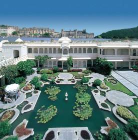 Le Palais d’Udaipur, palais de marbre blanc, situé sur le lac Pichola. L’archétype du palais des mille et une nuits, dont l’architecture très travaillée est rehaussée de balcons, jardins, fenêtres et fontaines. Aujourd’hui encore propriété de l’actuel maharadja, il a été transformé en hôtel en 1971 et a vu passer les plus grandes célébrités, de la reine d’Angleterre à Jackie Kennedy en passant par Mick Jagger, Brad Pitt et Angelina Jolie.