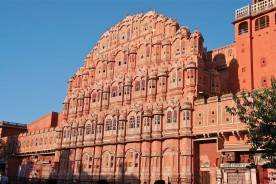 Le Palais des Vents, à Jaipur (capitale du Rajasthan) est considéré comme l’une des merveilles de l’architecture rajput. Construit au XVIIIème siècle pour les dames de la maison royale, il ne compte pas moins de 953 fenêtres et balcons de grès rose. Vertigineux !