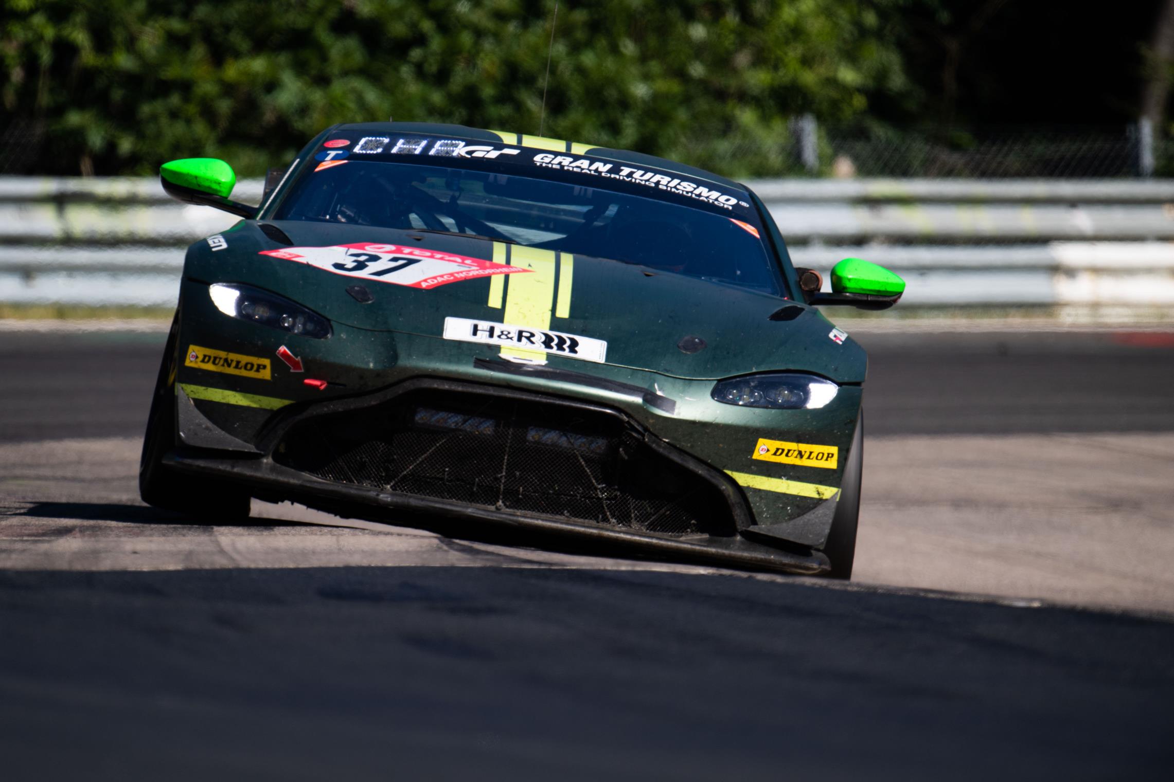 Aston Martin GT4